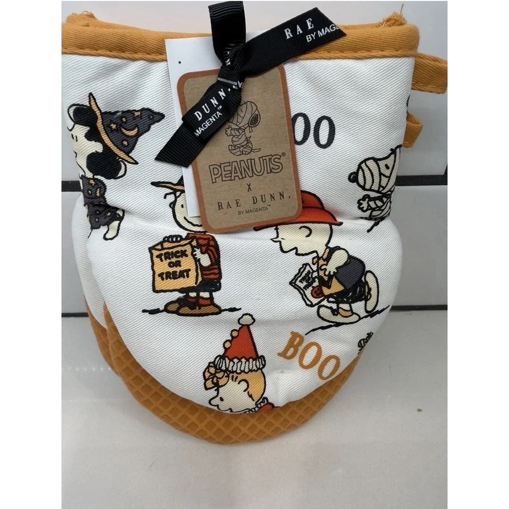 Rae Dunn Peanuts Snoopy Halloween Mini Oven Mitts NWT Trick Or Treating